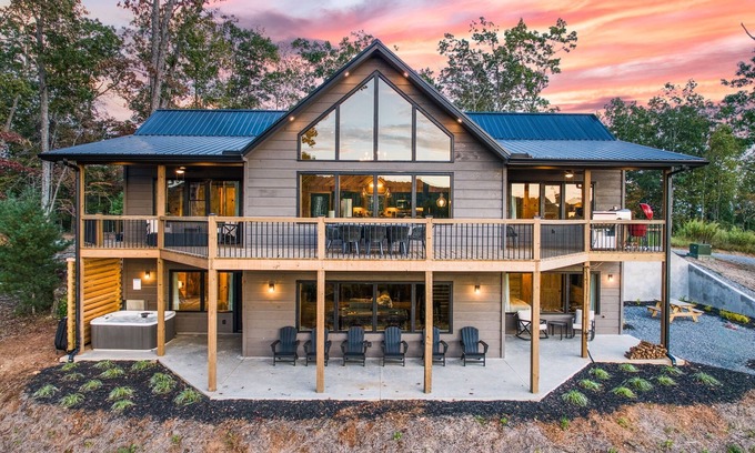 Mineral Bluff Cabin | 4 king en suites, mountain views and LUXURY