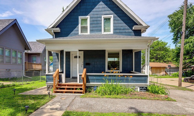 Omaha House | 4 Mi to Dtwn Omaha: Spacious Home w/Fenced Yard!