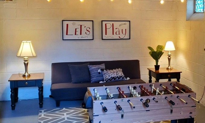 Cleveland House | 4 QUEEN Beds.10 min to Downtown. Stylish