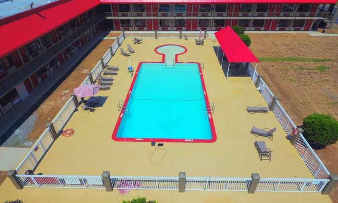 Perry House | 4 Relaxing Units Near Historic Downtown Perry, Breakfast, Pool, , Parking!