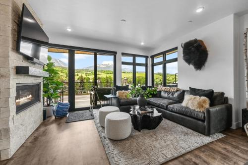 Silverthorne House | 4-Season Modern Mountain Penthouse with Private Hot Tub & Scenic Views