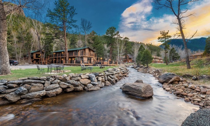 Estes Park Hotel | 4 Seasons Inn on Fall River