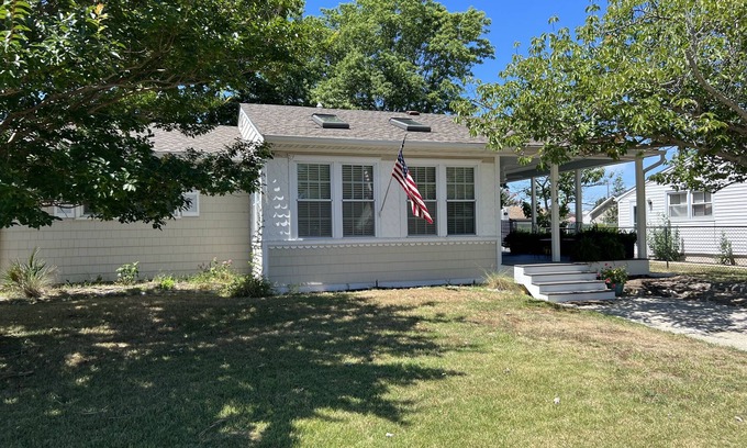 North Cape May House | 4 SHORT BLOCKS TO THE BEACH! Beautiful sunny home - deck & covered patio