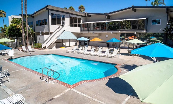 San Clemente Hotel | 4 Spacious Coastal Stay Units | Kitchenette | Pool | Near Beach