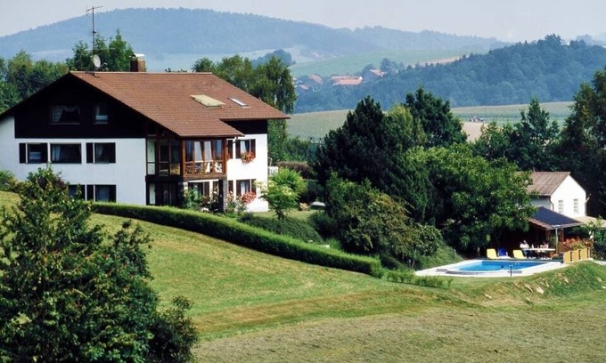 Ebersdorf Apartment | 4-Sterne Ferienwohnung mit eigener Terrasse und Pool
