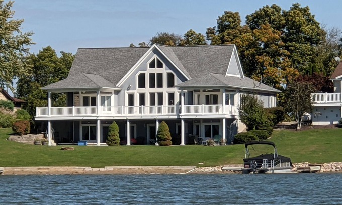 Frontier House | 4000 SQ FT, SANDY BEACH, CANOES, KAYAKS, PONTOON AND JETSKI AVAIL, A+ REVIEWS