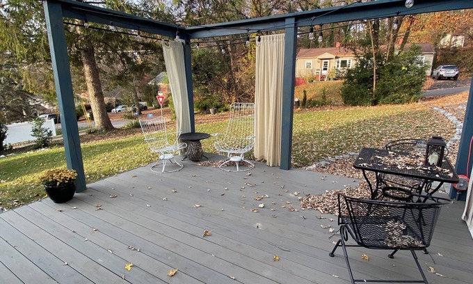 Staunton Cottage | 40s Renovated Cape on College