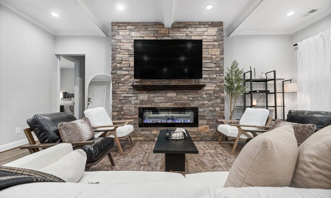 Weddington House | 4500 sq ft. Cozy/Luxe Mountain style retreat in South CLT- 2 King Masters!
