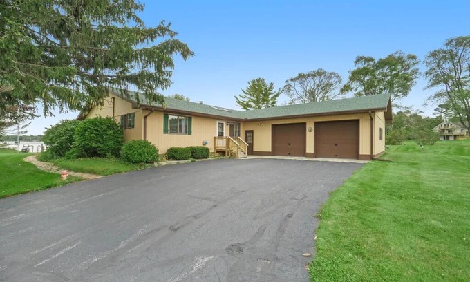 Onekama House | 4B Lakefront home off M22 with access to Lake Michigan!