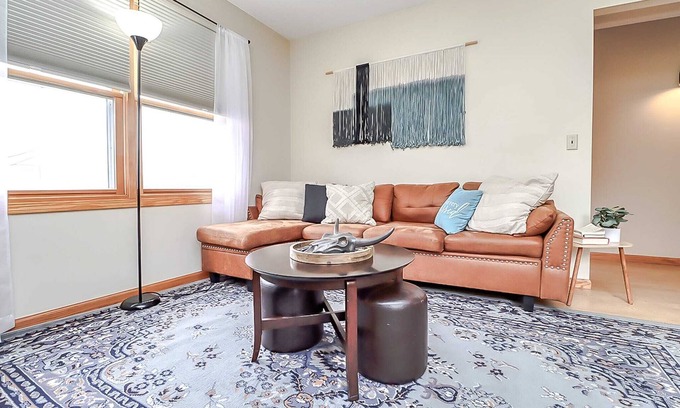 Lincoln House | 4bd 2b | 20 min walk to Downtown | 8 guests