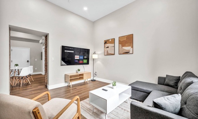 Cleveland Apartment | 4Bd+65"TV+WFH+8 Min from DT CLE
