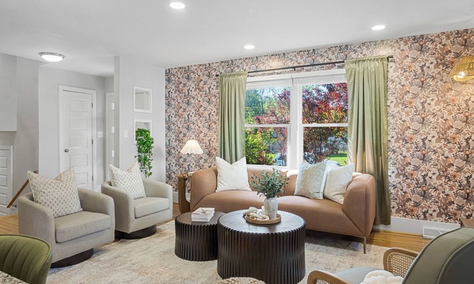 Wendover - Sedgewood House | 4BD Cozy Getaway - Eclectic, Central, Near Airport