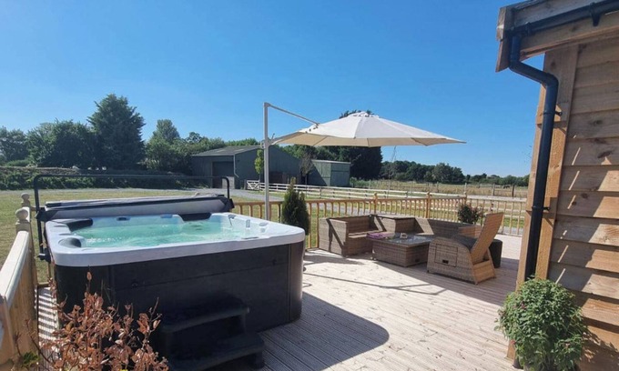 Fangfoss Cabin | 4Bed Lodge Sleeps8-Pet Friendly-Hot Tub-Log Burner