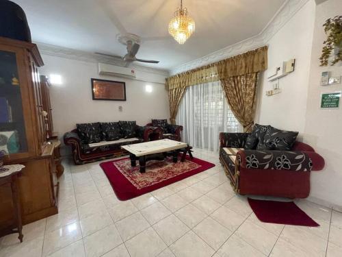 Bayan Lepas House | 4BR 2Storey Terrace Homestay at Bukit Jambul by SK Vacation Homes