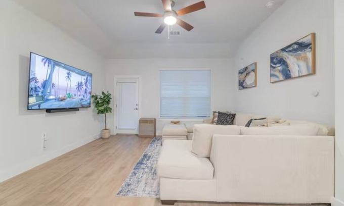 Austin House | 4BR/3.5BH Private Pool: 5M Airport, F1 & 2300 Sqft