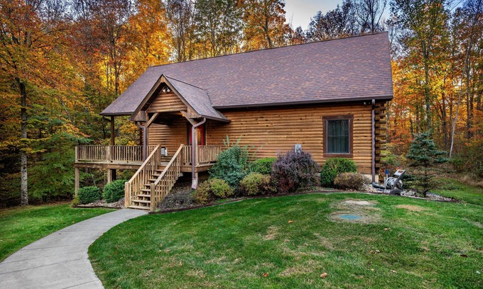 Helmsburg Cabin | 4BR, 3 BA Log Cabin in the woods.