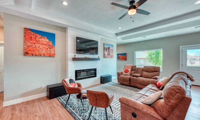 Kanab House | 4BR (3 King beds) w/Game Room, Views, Murals, Steps to Hiking