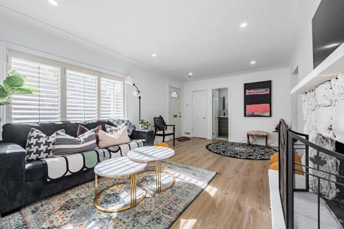 Streetsville House | 4BR Bungalow by LAKE in Port Credit, Miss near GO TRAIN and Toronto Airport