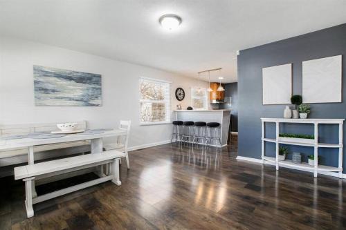 South Bend House | 4BR Gameday Getaway EV Charger Pet-Friendly 10p