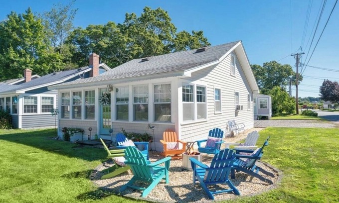 Old Lyme Cottage | 4BR Hawk’s Nest Beach Cozy Coastal Cottage steps from the shore