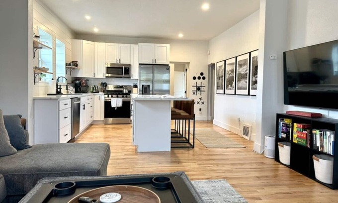 Sunnyside House | 4BR Highlands Home - Modern Style & Comfort