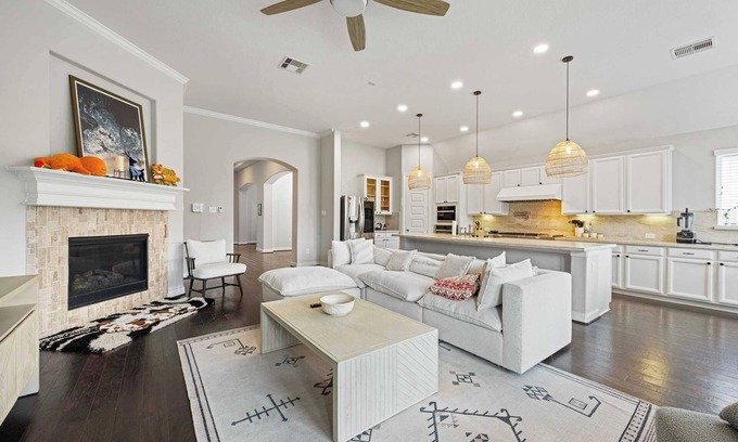 Sugar Land House | 4BR Home in Sterling Heights｜Mainfloor Bedroom｜Parking｜Walk In Closets #42195