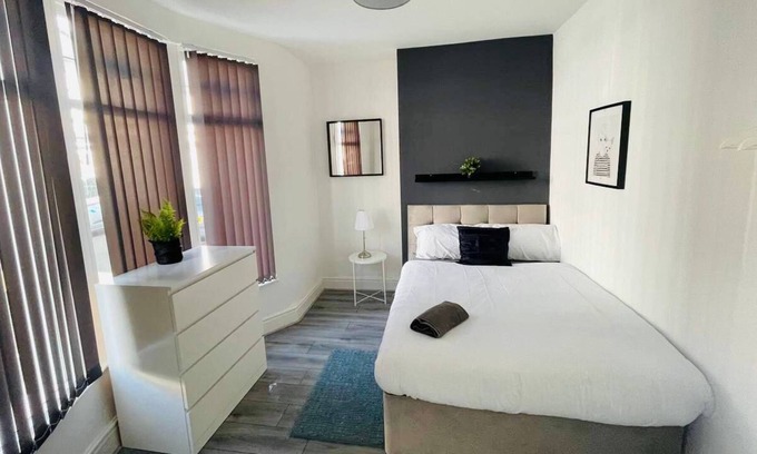 Liverpool Apartment | 4BR Home w/ On-street Parking