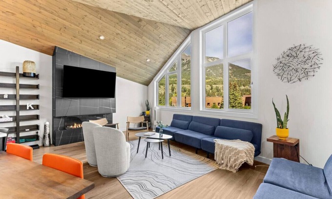 Canmore Villa | 4BR Luxury Mountain Retreat| Pvt HotTub| Sleeps 17