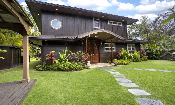 Lanikai House | 4BR Mokulua Seaside w/ Private Studio, Steps to the Beach