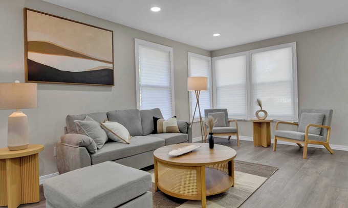 Newark House | 4BR Montrose Meadow Retreat｜Laundry Room｜Private Backyard｜High speed Wifi #42078