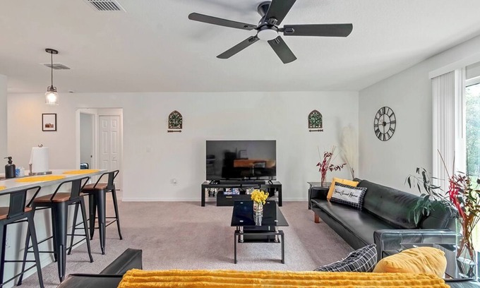 Ocala House | 4BR Near WEC + Long Stays + Kitchen & Workspace