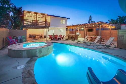 Townsite House | 4BR Retreat - Pool Bar Play Area - Walk to Beach