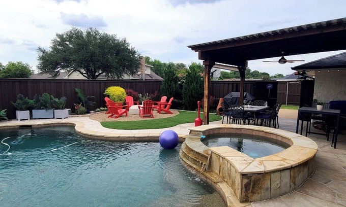 Richardson House | 4BR Sleeps 10/2.5 baths w/Pool, Grill, Air Hockey
