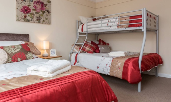 Paignton Apartment | 5* Apartment - Free Swimming Pool - Free Parking on site