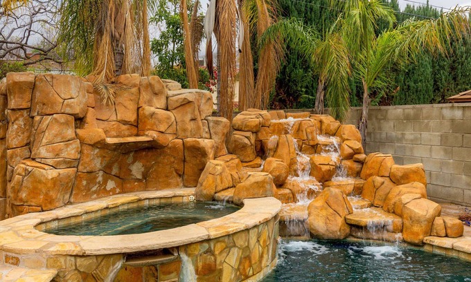 Burbank House | 5 BDR MEDITERRANIAN TREAT! POOL/SPA