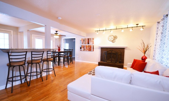 Lakewood House | 5 bdrm Near Belmar: dining, shops, & entertainment! Red Rocks/Downtown/Mtns!