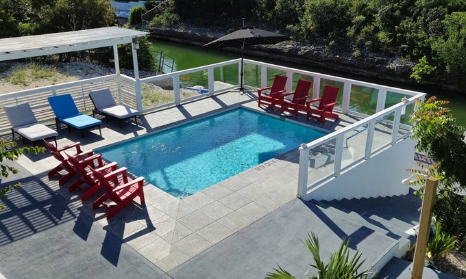 Discovery Bay Villa | 5 bed, 2 separate units on Canal