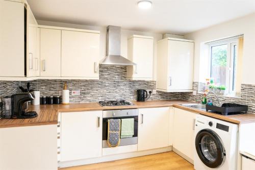 Chorlton-on-Medlock House | 5 bed 4 bath , Shops two min walk M13