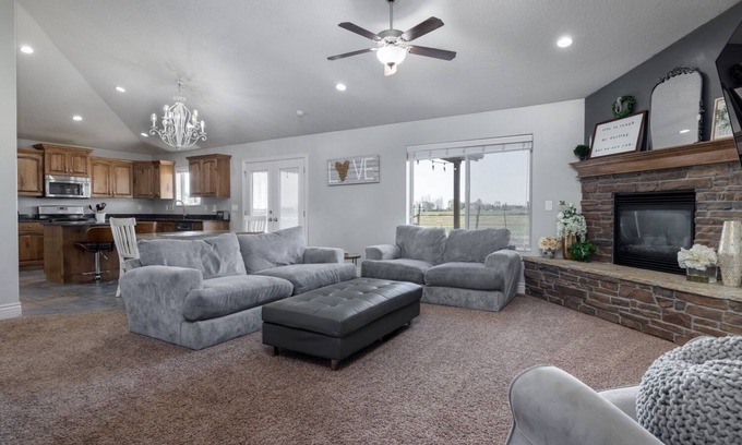 Naples House | 5-bed by Dinosaur National Monument & Green River.