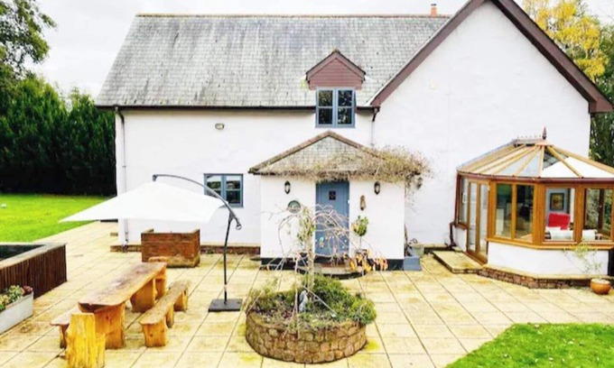 Kingston St Mary House | 5-Bed Home - Sleeps 12, Pool, Garden & Play Area