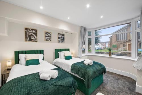 Cowley House | 5 Bed House - Sleeps 11 - Parking - Garden - Wifi