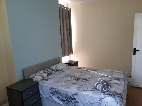 Stoke-on-Trent House | 5 Bed House - Sleeps 6 - Wifi - Parking