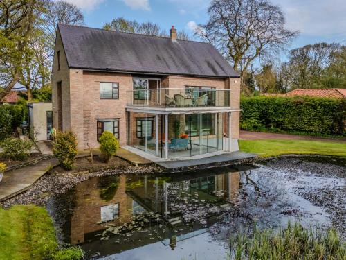 Durham House | 5 Bed in Durham 94028