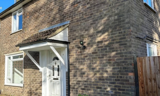 Rushmoor District House | 5-Bed in Farnborough w/Free Parking + Wifi