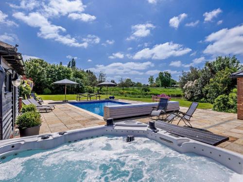 Abbess Roding House | 5 Bed in Smarden 76428