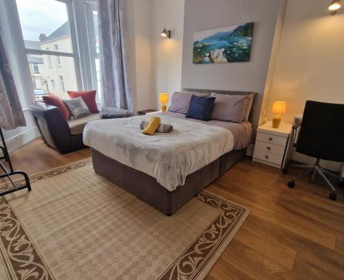 Plymouth Apartment | 5 Bed Plymouth Home-Free Parking - Close to City Centre