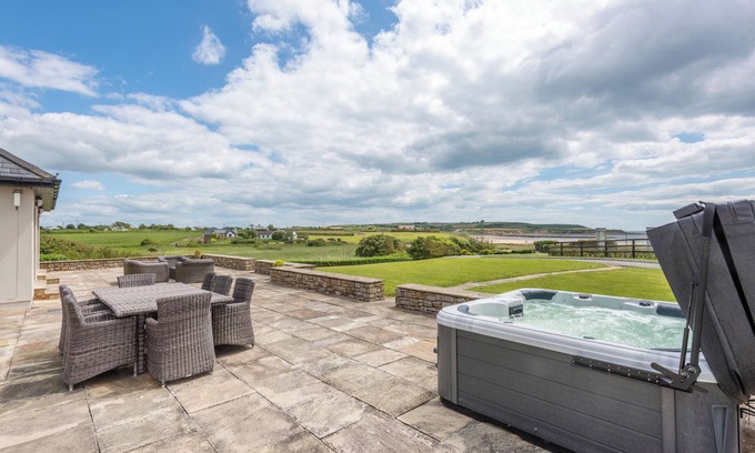 Ardmore Villa | 5 Bed Villa - Sleeps 10 - Hot Tub - Country Views