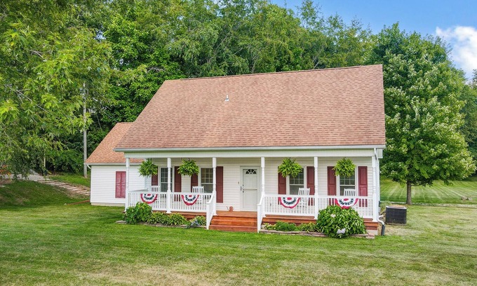 Logan Other | 5 Bedroom + 2 Barns + Basketball + Pickle ball + Fire pit + Hot Tub!