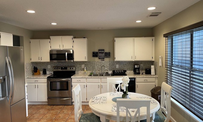 Converse House | 5 bedroom 3 bath cozy 2 Story with Hot-Tub!