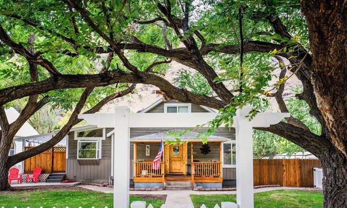 Riggins House | 5 bedroom, 3 bath house on Main St. across the street from The Riggins City Park